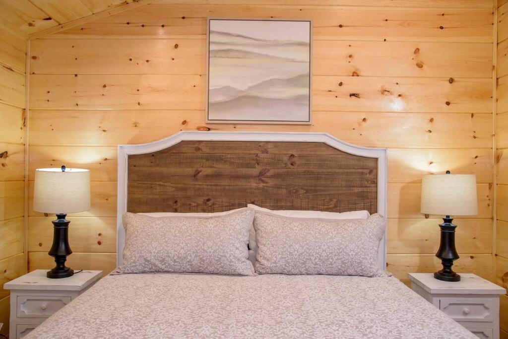 Spacious 2800 Sq Ft-Cozy Wood Cabin-New Build Pigeon Forge Exterior foto