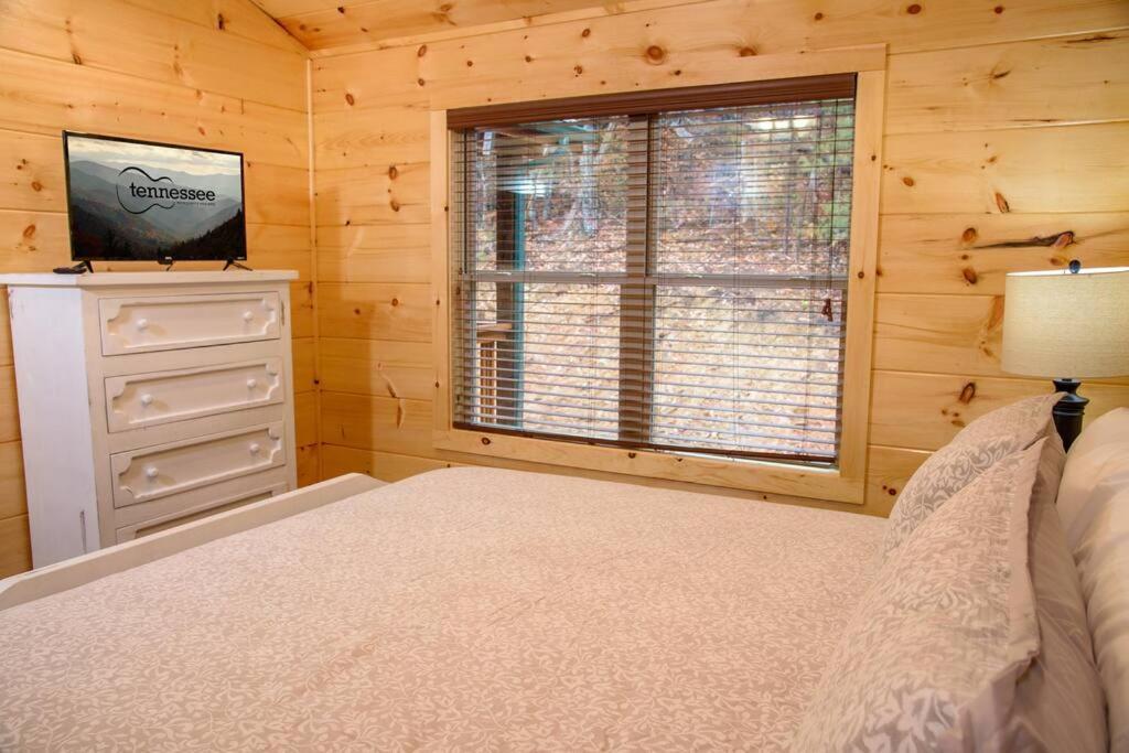 Spacious 2800 Sq Ft-Cozy Wood Cabin-New Build Pigeon Forge Exterior foto
