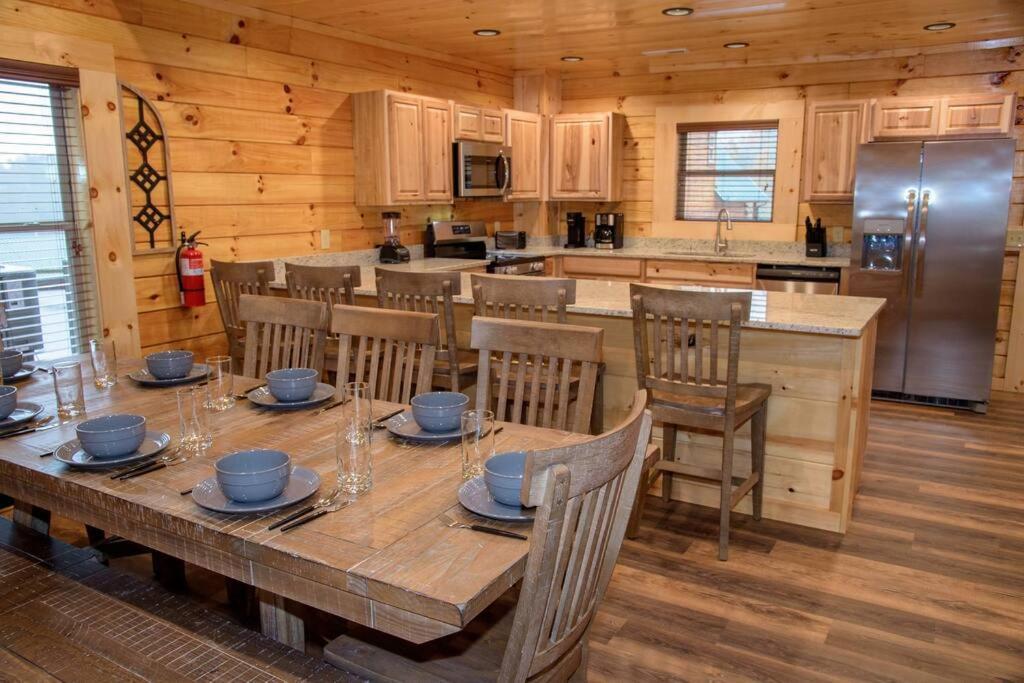 Spacious 2800 Sq Ft-Cozy Wood Cabin-New Build Pigeon Forge Exterior foto