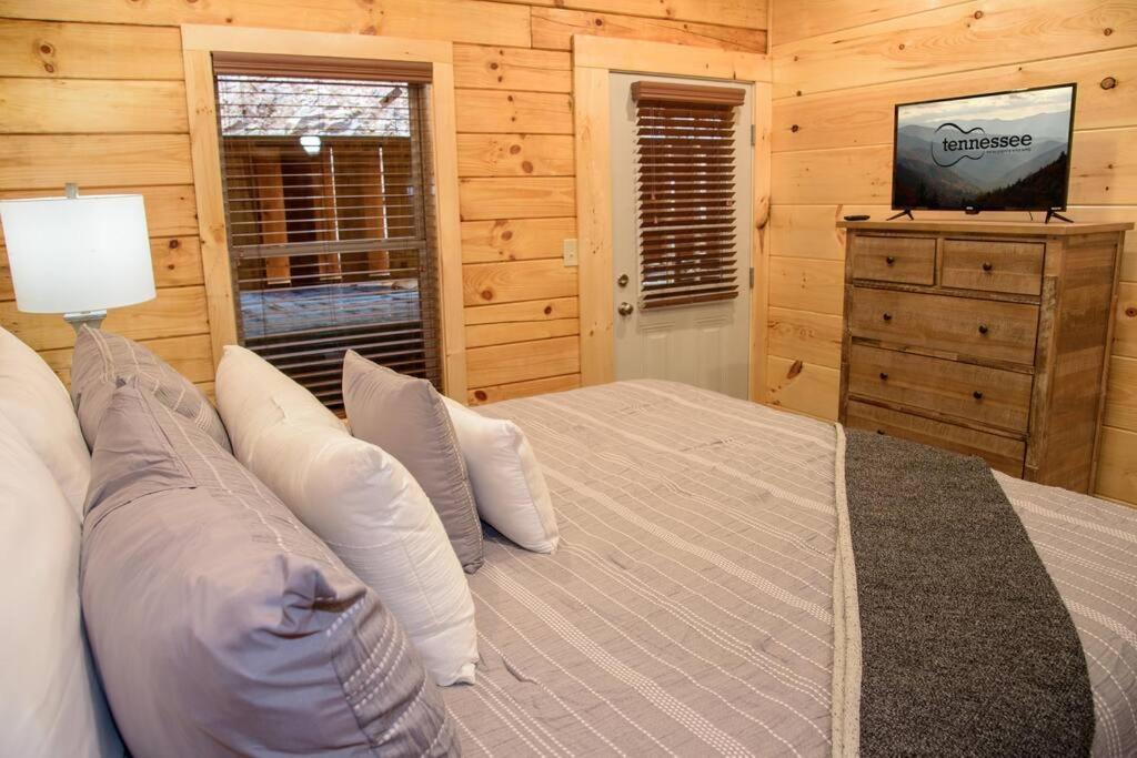 Spacious 2800 Sq Ft-Cozy Wood Cabin-New Build Pigeon Forge Exterior foto