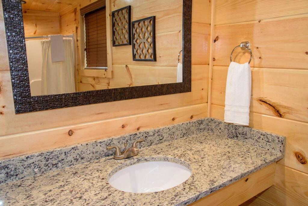 Spacious 2800 Sq Ft-Cozy Wood Cabin-New Build Pigeon Forge Exterior foto