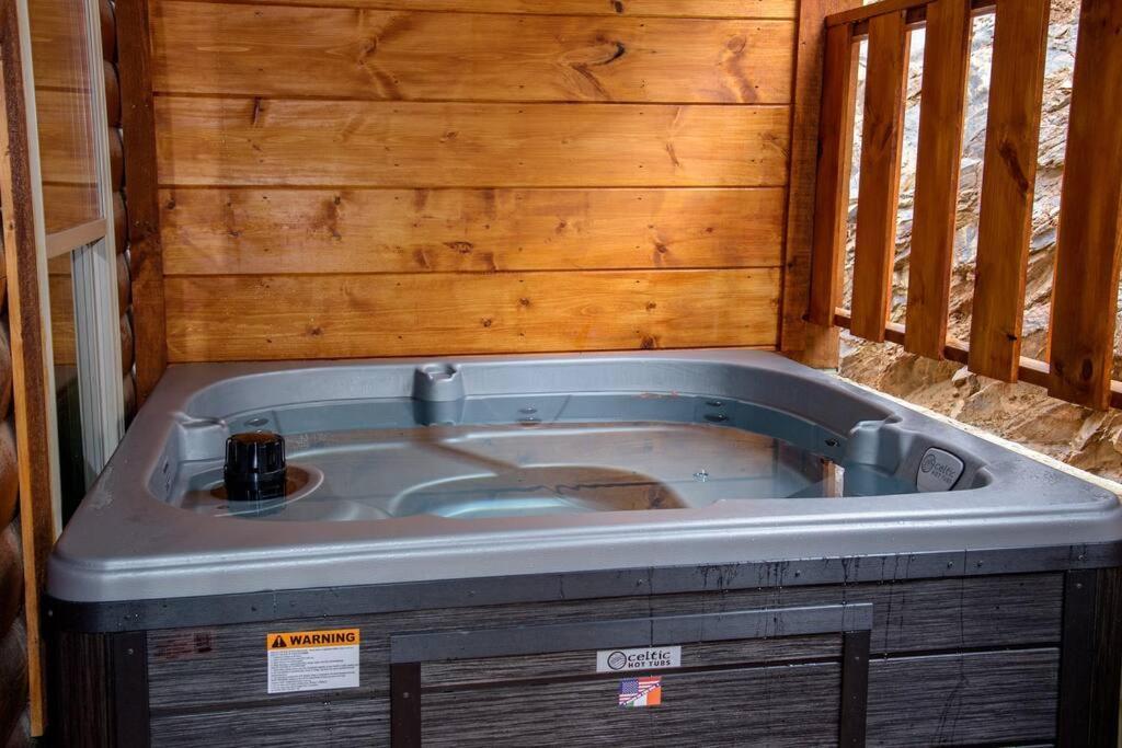 Spacious 2800 Sq Ft-Cozy Wood Cabin-New Build Pigeon Forge Exterior foto
