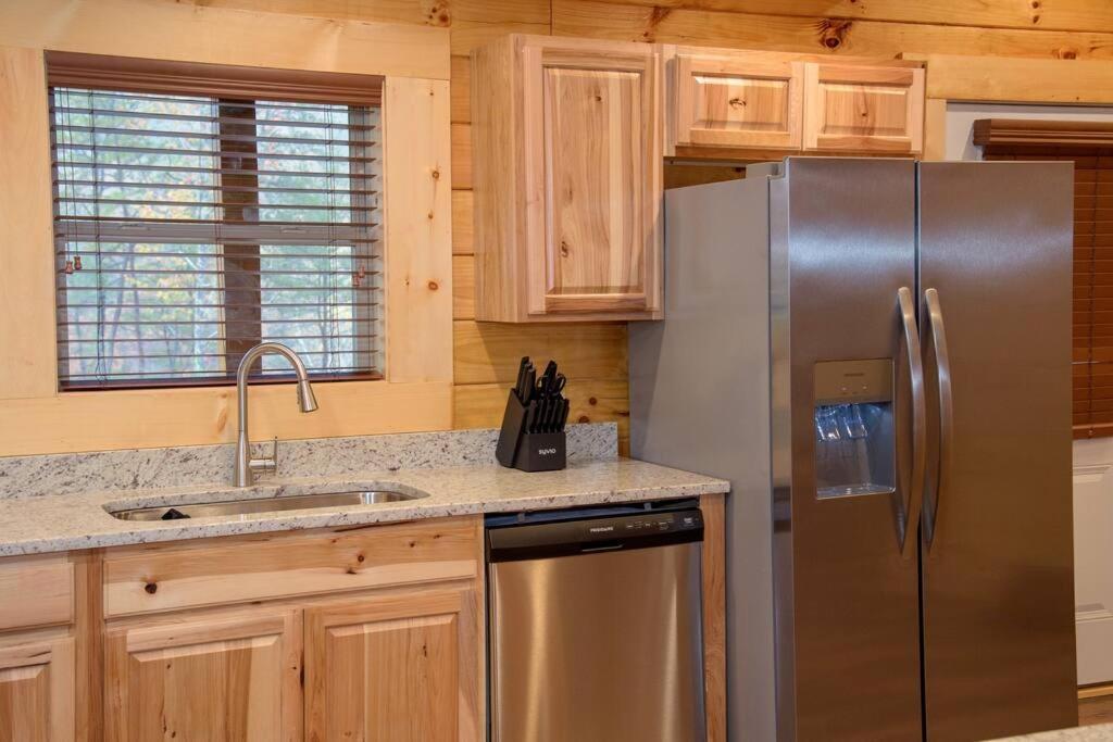 Spacious 2800 Sq Ft-Cozy Wood Cabin-New Build Pigeon Forge Exterior foto