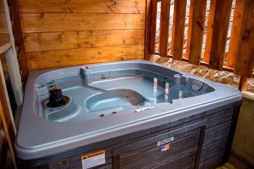 Spacious 2800 Sq Ft-Cozy Wood Cabin-New Build Pigeon Forge Exterior foto